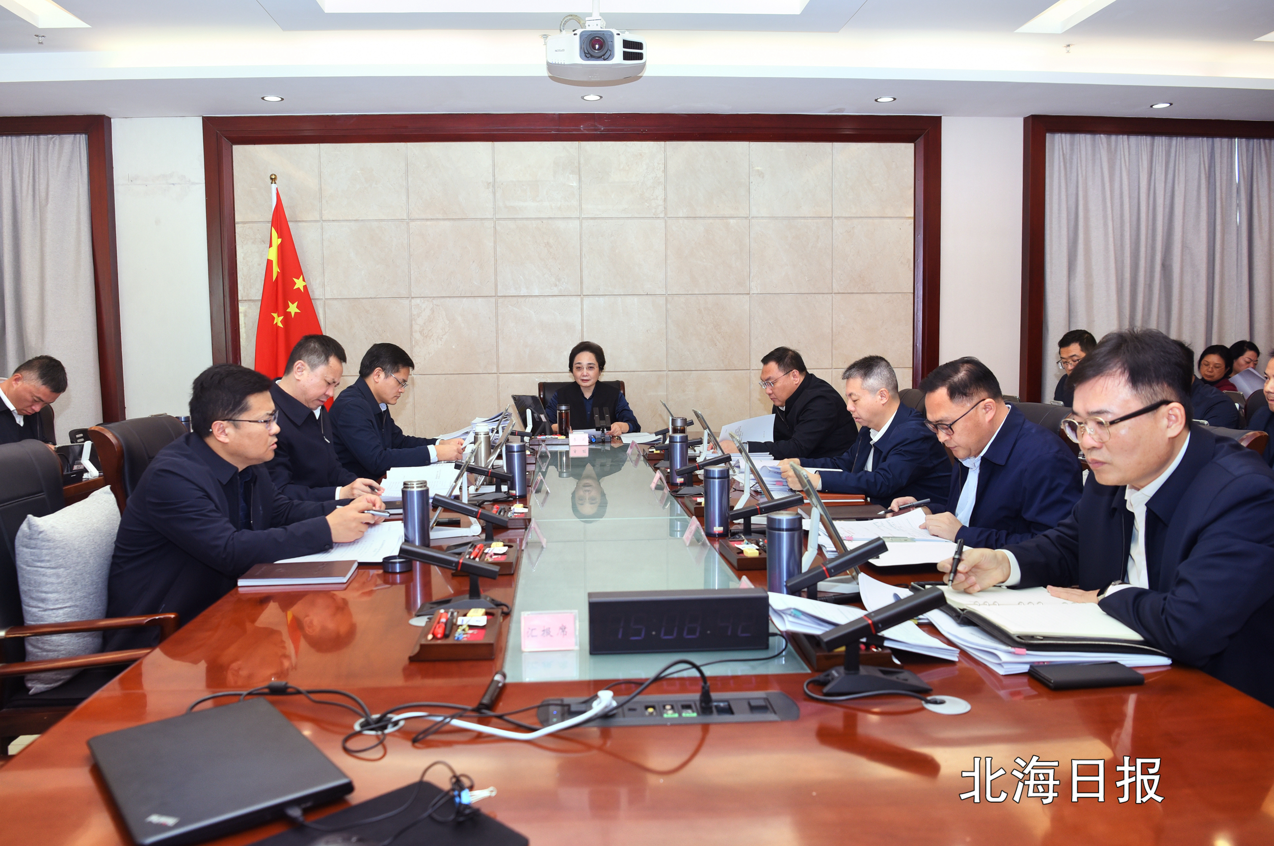 李莉主持召开北海市政府常务会议