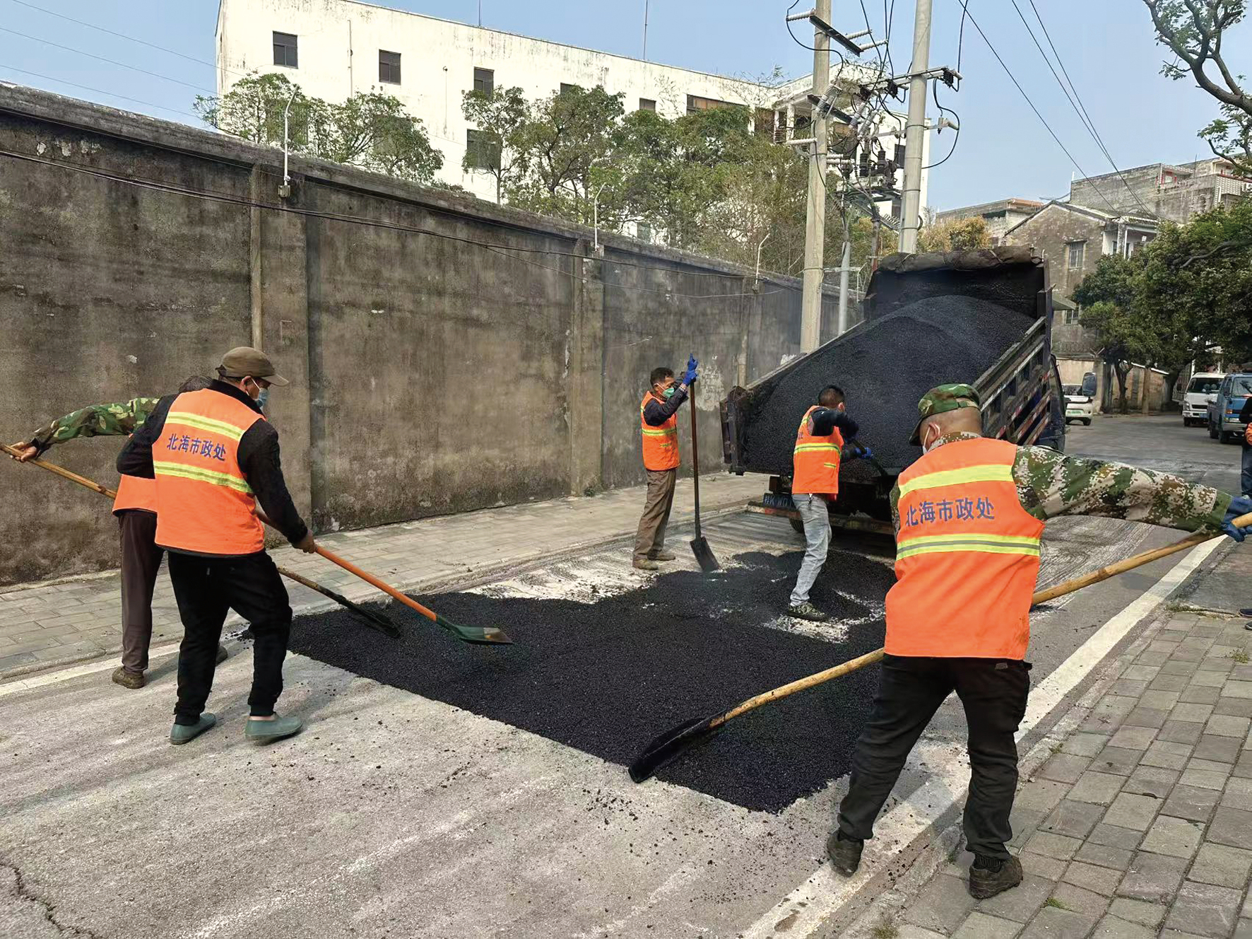 市市政工程管理处快速响应群众诉求 维修整治地角街巷破损路面