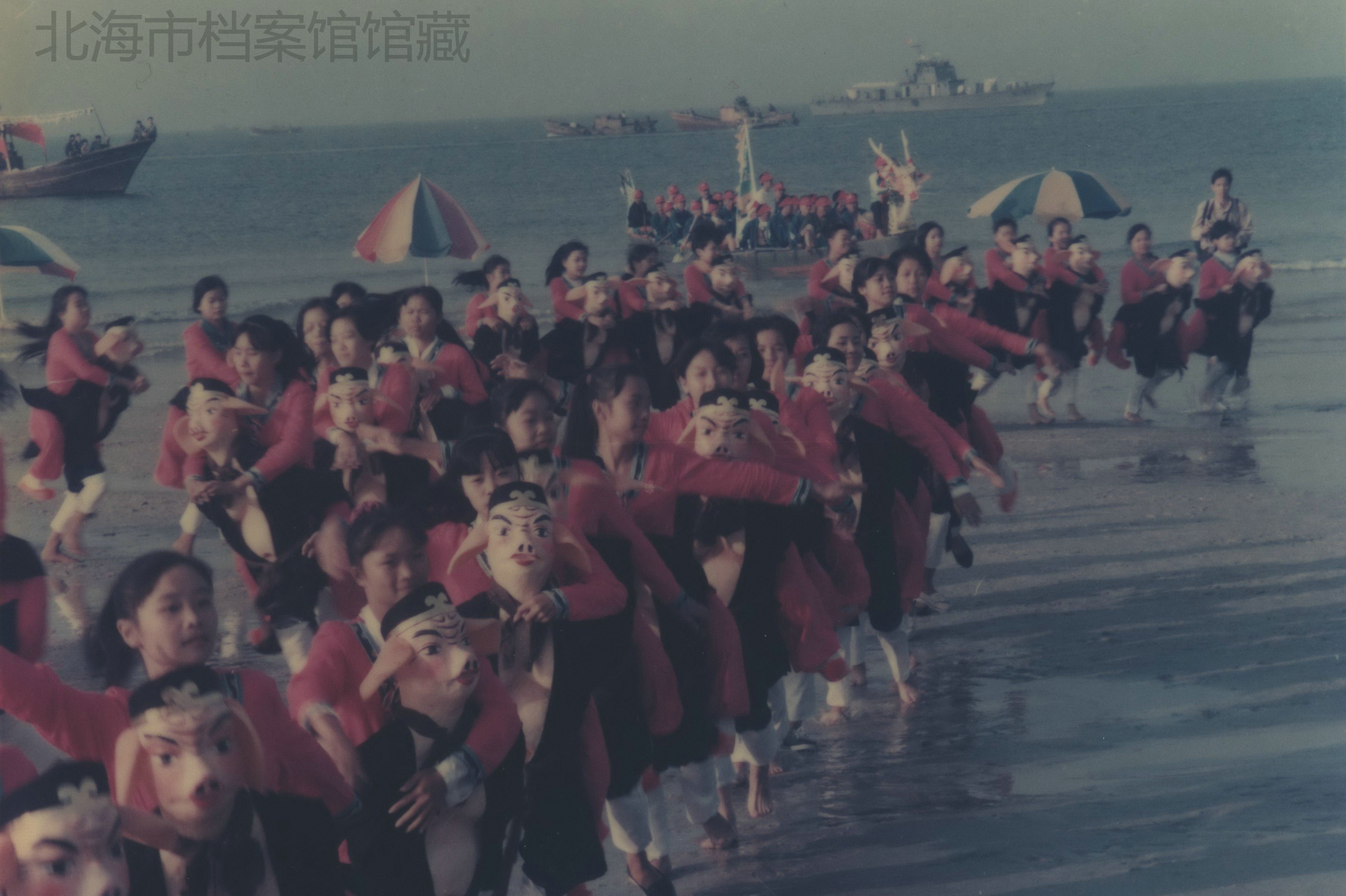 “猪八戒”踏浪“背媳妇”
