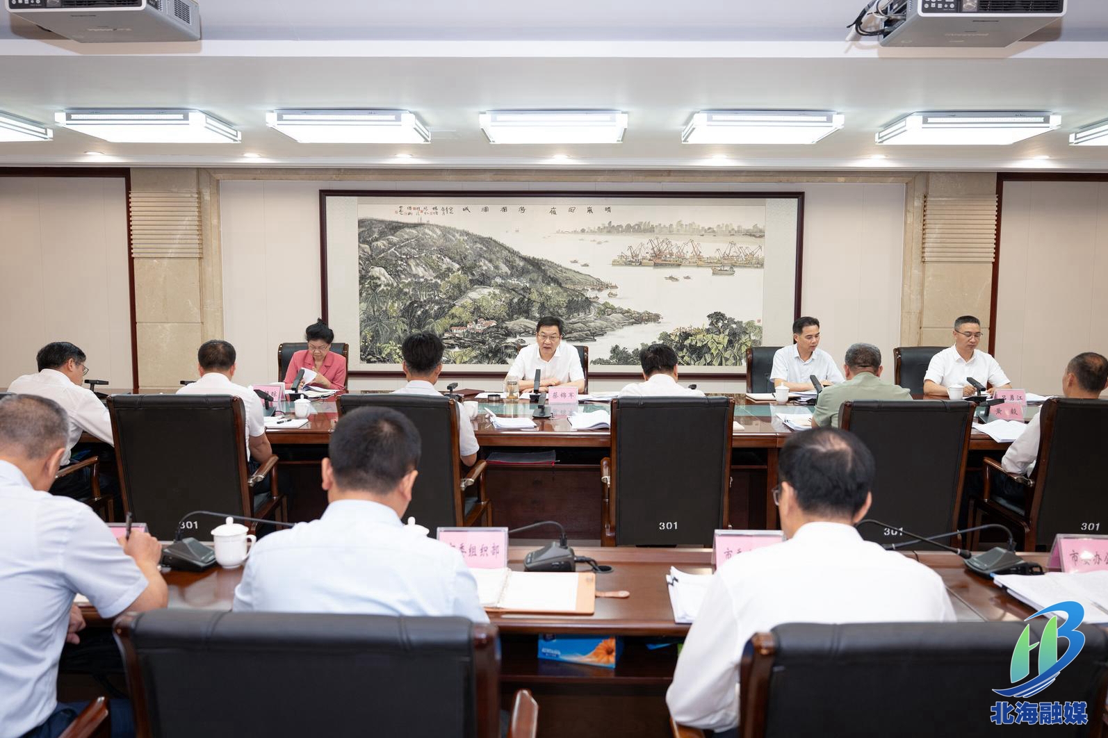 市党政领导班子深入贯彻中央八项规定精神学习教育集中研讨暨市委理论学习中心组2025年第3次专题学习举行